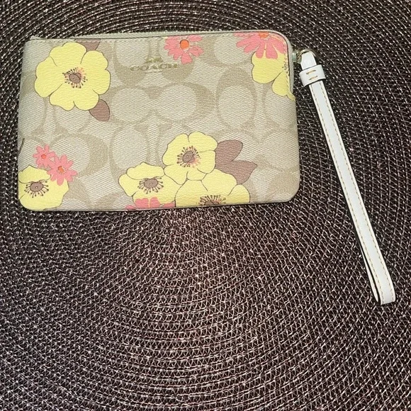 💝🆕💝 Corner Zip Wristlet In Signature Canvas With Floral Print - Picture 4 of 10